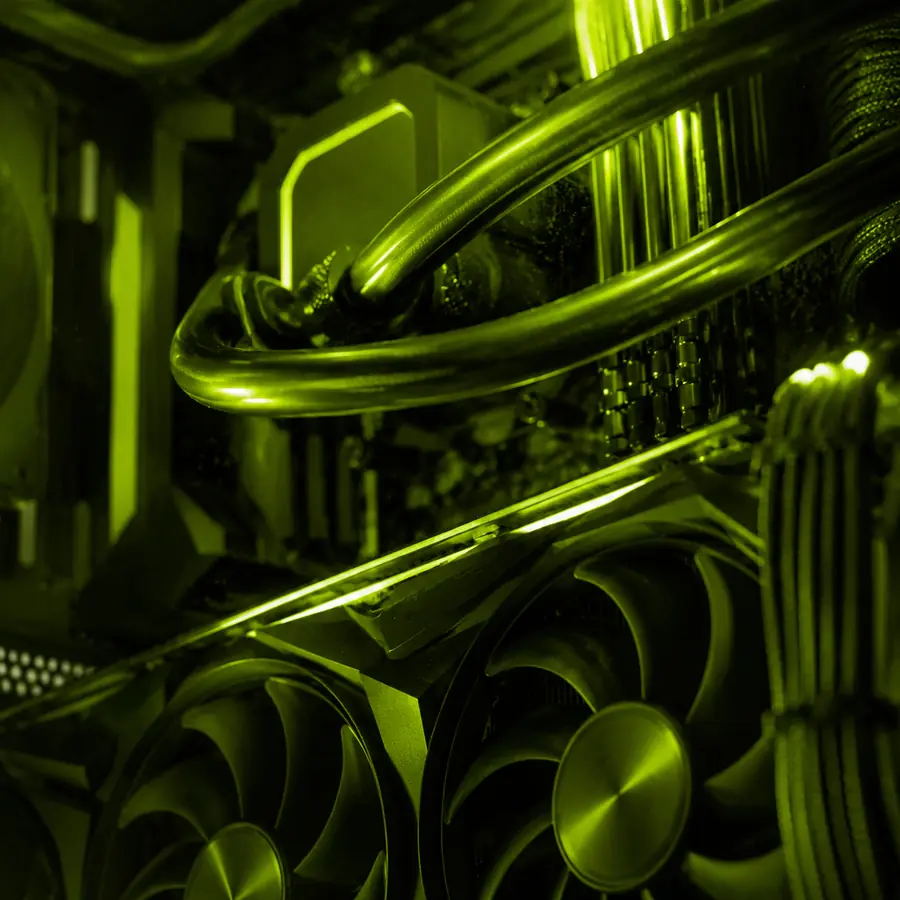 Detalle de una placa de video con refrigeración líquida iluminada en verde.